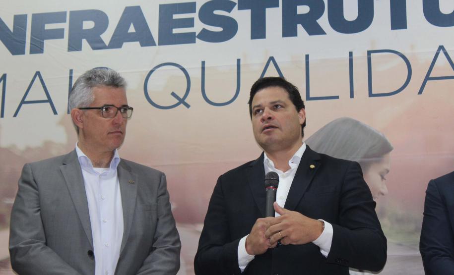 Foi assinada nesta sexta-feira (13) a ordem de serviço para o início dos estudos das Concessões de Rodovias Paranaenses. É o início do trabalho conjunto do Governo do Paraná e a União para modelagem do novo programa de concessões de rodovias que cortam o Paraná. Ao todo, serão licitados pelo Governo Federal 4,1 mil quilômetros de estradas estaduais e federais até 2021. Foto: Divulgação/SEIL
