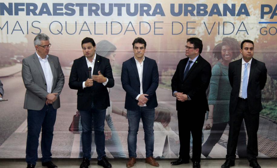 Foi assinada nesta sexta-feira (13) a ordem de serviço para o início dos estudos das Concessões de Rodovias Paranaenses. É o início do trabalho conjunto do Governo do Paraná e a União para modelagem do novo programa de concessões de rodovias que cortam o Paraná. Ao todo, serão licitados pelo Governo Federal 4,1 mil quilômetros de estradas estaduais e federais até 2021. Foto: Divulgação/SEIL