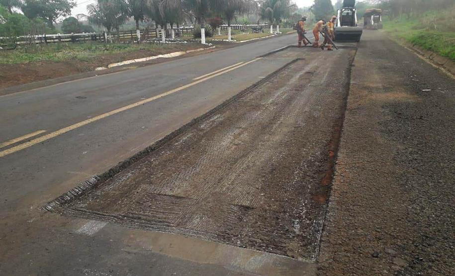 A PR-463, no trecho entre Uniflor, no Norte Central, e Paranacity, na região Noroeste, está recebendo remendos superficiais. Eles incluem a fresagem, que é a retirada da camada superior do pavimento, seguida pela aplicação de Concreto Betuminoso Usinado a Quente (CBUQ) e a compactação deste material. Foto: Divulgação/DER