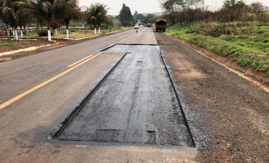 A PR-463, no trecho entre Uniflor, no Norte Central, e Paranacity, na região Noroeste, está recebendo remendos superficiais. Eles incluem a fresagem, que é a retirada da camada superior do pavimento, seguida pela aplicação de Concreto Betuminoso Usinado a Quente (CBUQ) e a compactação deste material. Foto: Divulgação/DER