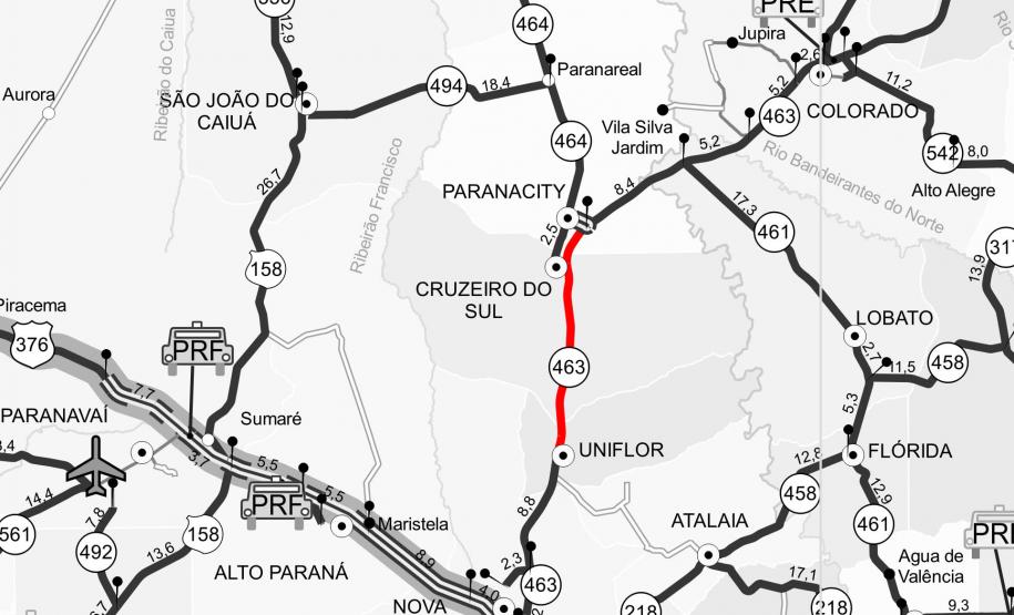 A PR-463, no trecho entre Uniflor, no Norte Central, e Paranacity, na região Noroeste, está recebendo remendos superficiais. Eles incluem a fresagem, que é a retirada da camada superior do pavimento, seguida pela aplicação de Concreto Betuminoso Usinado a Quente (CBUQ) e a compactação deste material. Foto: Divulgação/DER
