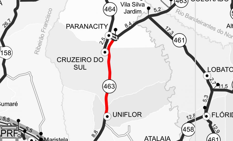 A PR-463, no trecho entre Uniflor, no Norte Central, e Paranacity, na região Noroeste, está recebendo remendos superficiais. Eles incluem a fresagem, que é a retirada da camada superior do pavimento, seguida pela aplicação de Concreto Betuminoso Usinado a Quente (CBUQ) e a compactação deste material. Foto: Divulgação/DER
