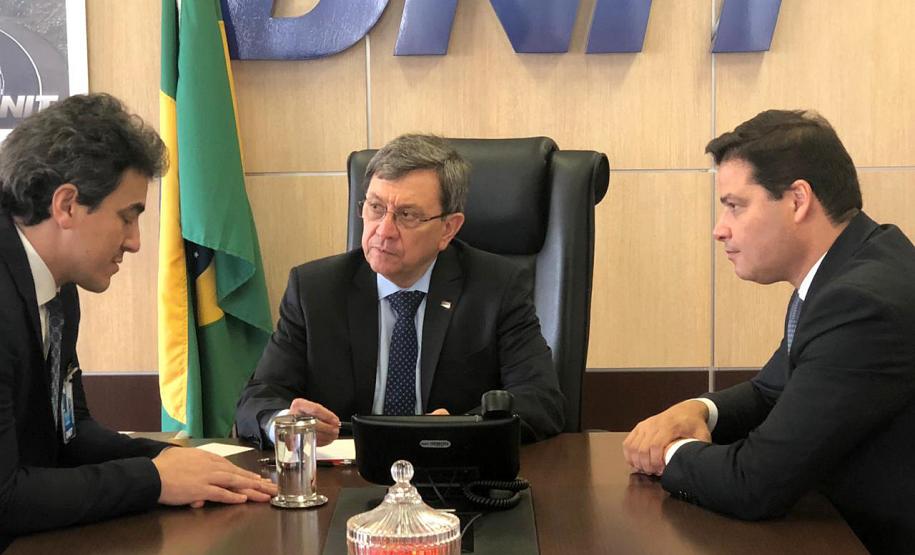 O secretário da Infraestrutura e Logística do Paraná, Sandro Alex, e o diretor-geral do Departamento de Estradas e Rodagem (DER), Fernando Furiatti, estiveram nesta semana no Ministério da Infraestrutura, em Brasília, para tratar de assuntos referentes a importantes obras no Estado. Entre elas, a ampliação da pista do Aeroporto Internacional de Foz do Iguaçu e a duplicação da BR-469, conhecida como Rodovia das Cataratas. Foto: Divulgação/SEIL