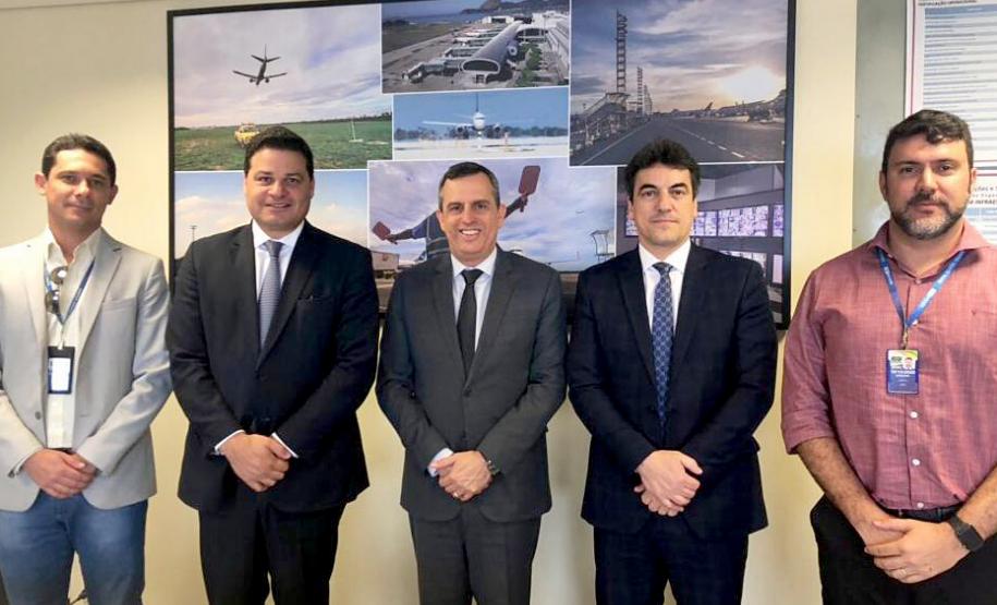 O secretário da Infraestrutura e Logística do Paraná, Sandro Alex, e o diretor-geral do Departamento de Estradas e Rodagem (DER), Fernando Furiatti, estiveram nesta semana no Ministério da Infraestrutura, em Brasília, para tratar de assuntos referentes a importantes obras no Estado. Entre elas, a ampliação da pista do Aeroporto Internacional de Foz do Iguaçu e a duplicação da BR-469, conhecida como Rodovia das Cataratas. Foto: Divulgação/SEIL