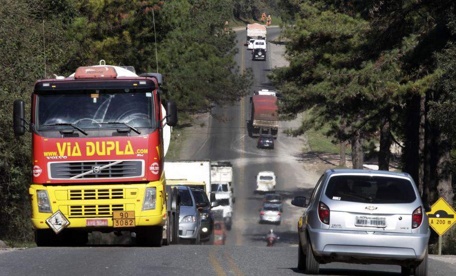 PR 092 - ENTRE CURITIBA E ITAPERUÇU. As obras de duplicação da PR-092, a Rodovia dos Minérios, vão começar na primeira quinzena de outubro. Serão investidos R$ 90,6 milhões para construir novas pistas, vias marginais, pontes, viadutos, passarela, calçadas e ciclovias no trecho entre Curitiba e Almirante Tamandaré, em uma extensão de 4,74 quilômetros.Foto: Arnaldo Alves /AEN