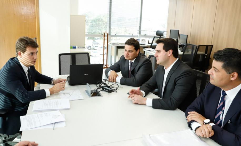 Uma comitiva de paranaenses, liderada pelo governador Carlos Massa Ratinho Junior, esteve nesta terça-feira (09) em Brasília para tratar da ampliação e modernização do Aeroporto de Ponta Grossa, nos Campos Gerais