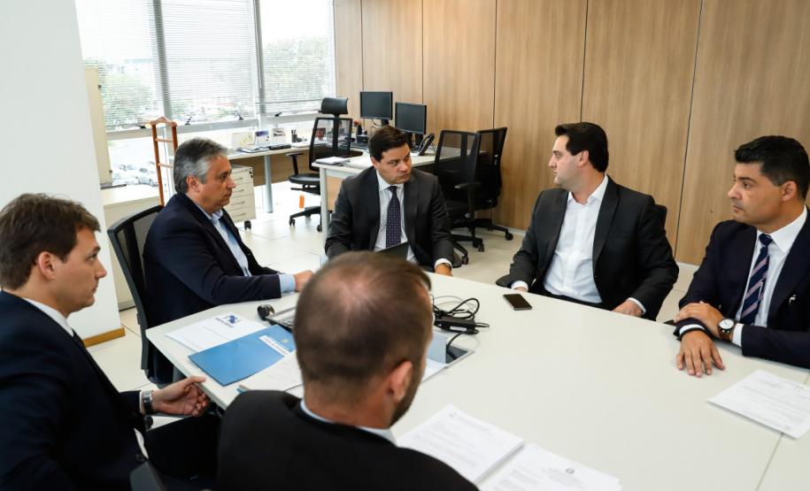 Uma comitiva de paranaenses, liderada pelo governador Carlos Massa Ratinho Junior, esteve nesta terça-feira (09) em Brasília para tratar da ampliação e modernização do Aeroporto de Ponta Grossa, nos Campos Gerais