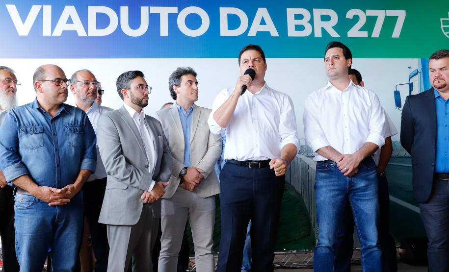 O governador Carlos Massa Ratinho Junior inaugurou nesta quinta-feira (10) o viaduto Nelson Buffara, na entrada de Paranaguá, onde a BR-277 se divide entre as avenidas Ayrton Senna e Bento Rocha. A obra é fundamental para melhorar o trânsito pesado da região e agilizar a movimentação de cargas em direção ao Porto de Paranaguá.