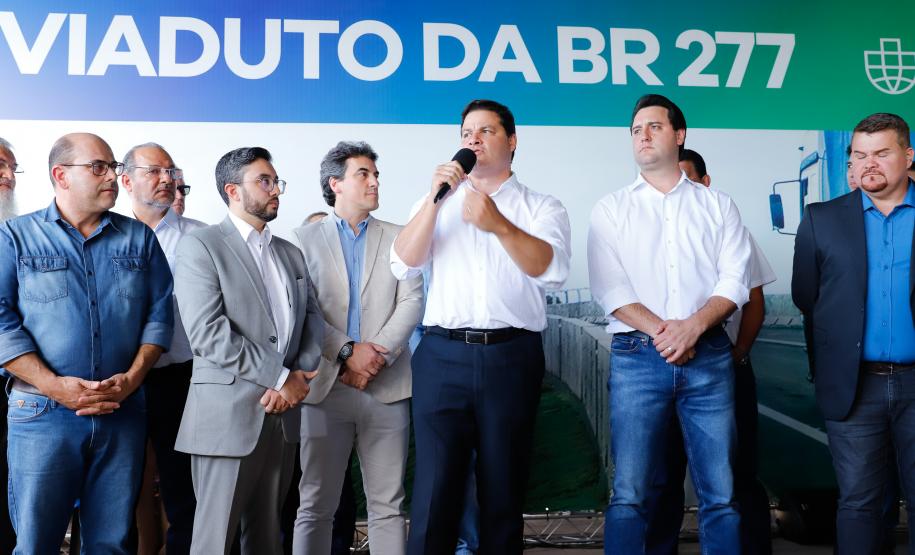O governador Carlos Massa Ratinho Junior inaugurou nesta quinta-feira (10) o viaduto Nelson Buffara, na entrada de Paranaguá, onde a BR-277 se divide entre as avenidas Ayrton Senna e Bento Rocha. A obra é fundamental para melhorar o trânsito pesado da região e agilizar a movimentação de cargas em direção ao Porto de Paranaguá.