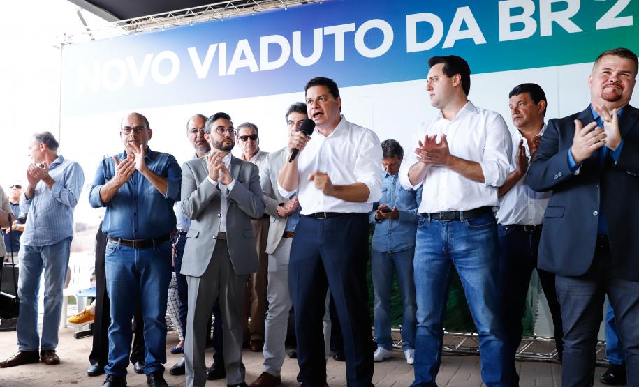 O governador Carlos Massa Ratinho Junior inaugurou nesta quinta-feira (10) o viaduto Nelson Buffara, na entrada de Paranaguá, onde a BR-277 se divide entre as avenidas Ayrton Senna e Bento Rocha. A obra é fundamental para melhorar o trânsito pesado da região e agilizar a movimentação de cargas em direção ao Porto de Paranaguá.