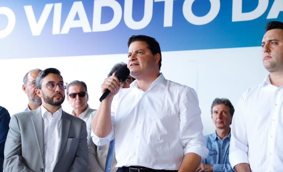 O governador Carlos Massa Ratinho Junior inaugurou nesta quinta-feira (10) o viaduto Nelson Buffara, na entrada de Paranaguá, onde a BR-277 se divide entre as avenidas Ayrton Senna e Bento Rocha. A obra é fundamental para melhorar o trânsito pesado da região e agilizar a movimentação de cargas em direção ao Porto de Paranaguá.