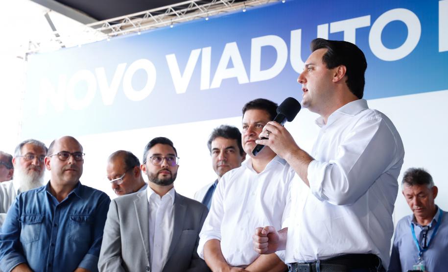 O governador Carlos Massa Ratinho Junior inaugurou nesta quinta-feira (10) o viaduto Nelson Buffara, na entrada de Paranaguá, onde a BR-277 se divide entre as avenidas Ayrton Senna e Bento Rocha. A obra é fundamental para melhorar o trânsito pesado da região e agilizar a movimentação de cargas em direção ao Porto de Paranaguá.