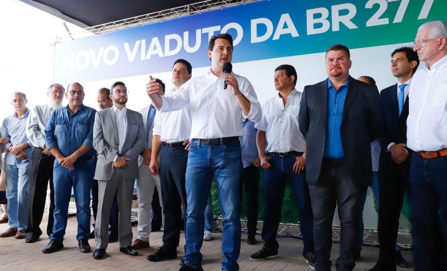 O governador Carlos Massa Ratinho Junior inaugurou nesta quinta-feira (10) o viaduto Nelson Buffara, na entrada de Paranaguá, onde a BR-277 se divide entre as avenidas Ayrton Senna e Bento Rocha. A obra é fundamental para melhorar o trânsito pesado da região e agilizar a movimentação de cargas em direção ao Porto de Paranaguá.