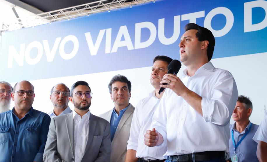 O governador Carlos Massa Ratinho Junior inaugurou nesta quinta-feira (10) o viaduto Nelson Buffara, na entrada de Paranaguá, onde a BR-277 se divide entre as avenidas Ayrton Senna e Bento Rocha. A obra é fundamental para melhorar o trânsito pesado da região e agilizar a movimentação de cargas em direção ao Porto de Paranaguá.