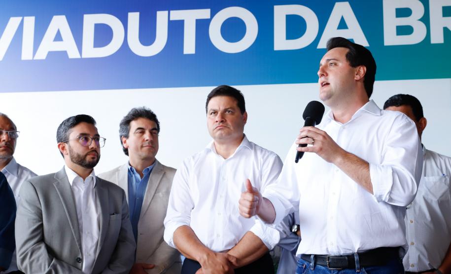 O governador Carlos Massa Ratinho Junior inaugurou nesta quinta-feira (10) o viaduto Nelson Buffara, na entrada de Paranaguá, onde a BR-277 se divide entre as avenidas Ayrton Senna e Bento Rocha. A obra é fundamental para melhorar o trânsito pesado da região e agilizar a movimentação de cargas em direção ao Porto de Paranaguá.