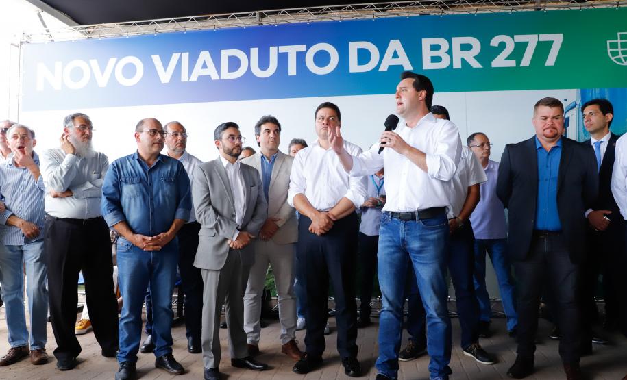 O governador Carlos Massa Ratinho Junior inaugurou nesta quinta-feira (10) o viaduto Nelson Buffara, na entrada de Paranaguá, onde a BR-277 se divide entre as avenidas Ayrton Senna e Bento Rocha. A obra é fundamental para melhorar o trânsito pesado da região e agilizar a movimentação de cargas em direção ao Porto de Paranaguá.