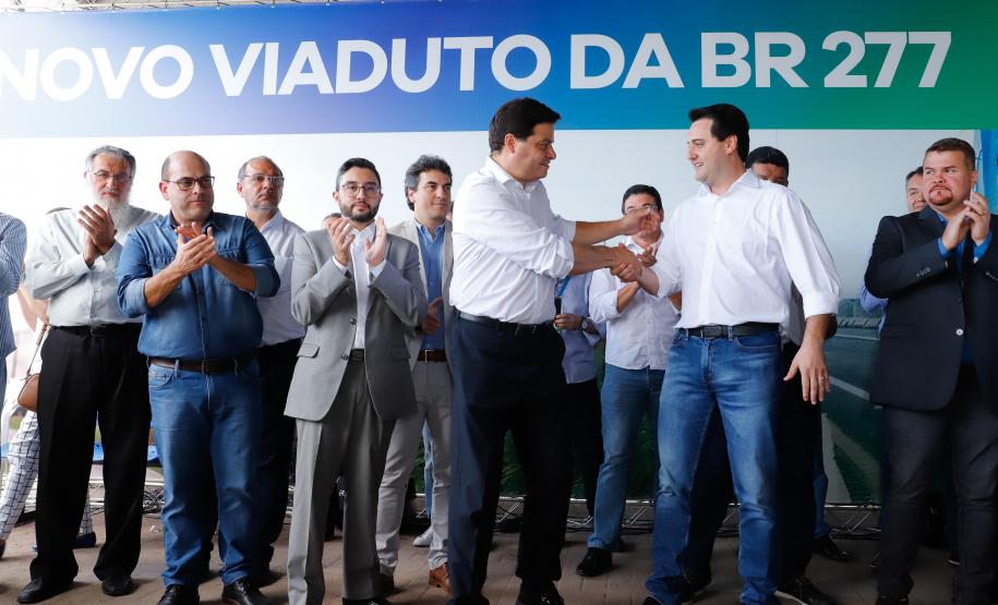 O governador Carlos Massa Ratinho Junior inaugurou nesta quinta-feira (10) o viaduto Nelson Buffara, na entrada de Paranaguá, onde a BR-277 se divide entre as avenidas Ayrton Senna e Bento Rocha. A obra é fundamental para melhorar o trânsito pesado da região e agilizar a movimentação de cargas em direção ao Porto de Paranaguá.