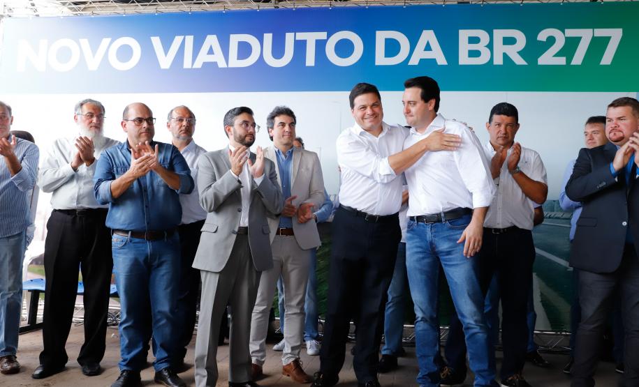O governador Carlos Massa Ratinho Junior inaugurou nesta quinta-feira (10) o viaduto Nelson Buffara, na entrada de Paranaguá, onde a BR-277 se divide entre as avenidas Ayrton Senna e Bento Rocha. A obra é fundamental para melhorar o trânsito pesado da região e agilizar a movimentação de cargas em direção ao Porto de Paranaguá.