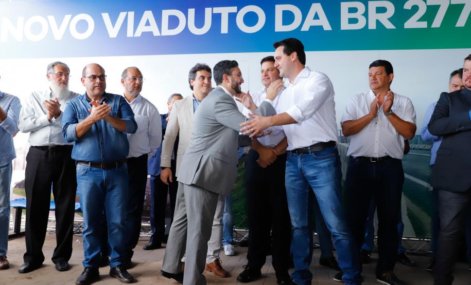 O governador Carlos Massa Ratinho Junior inaugurou nesta quinta-feira (10) o viaduto Nelson Buffara, na entrada de Paranaguá, onde a BR-277 se divide entre as avenidas Ayrton Senna e Bento Rocha. A obra é fundamental para melhorar o trânsito pesado da região e agilizar a movimentação de cargas em direção ao Porto de Paranaguá.