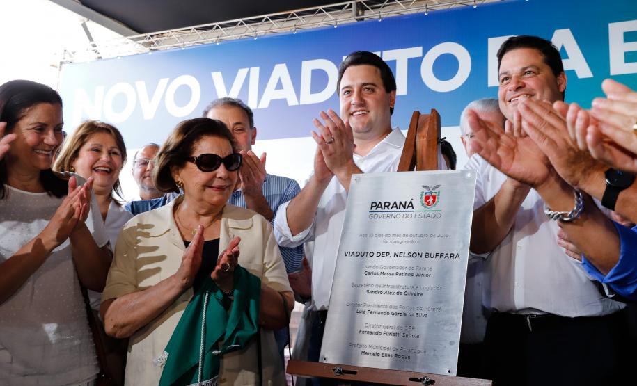O governador Carlos Massa Ratinho Junior inaugurou nesta quinta-feira (10) o viaduto Nelson Buffara, na entrada de Paranaguá, onde a BR-277 se divide entre as avenidas Ayrton Senna e Bento Rocha. A obra é fundamental para melhorar o trânsito pesado da região e agilizar a movimentação de cargas em direção ao Porto de Paranaguá.
