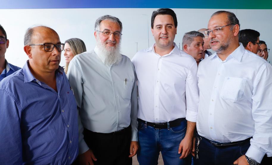 O governador Carlos Massa Ratinho Junior inaugurou nesta quinta-feira (10) o viaduto Nelson Buffara, na entrada de Paranaguá, onde a BR-277 se divide entre as avenidas Ayrton Senna e Bento Rocha. A obra é fundamental para melhorar o trânsito pesado da região e agilizar a movimentação de cargas em direção ao Porto de Paranaguá.