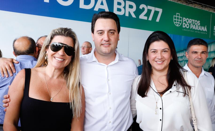 O governador Carlos Massa Ratinho Junior inaugurou nesta quinta-feira (10) o viaduto Nelson Buffara, na entrada de Paranaguá, onde a BR-277 se divide entre as avenidas Ayrton Senna e Bento Rocha. A obra é fundamental para melhorar o trânsito pesado da região e agilizar a movimentação de cargas em direção ao Porto de Paranaguá.