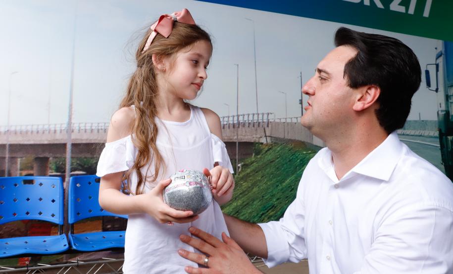 O governador Carlos Massa Ratinho Junior inaugurou nesta quinta-feira (10) o viaduto Nelson Buffara, na entrada de Paranaguá, onde a BR-277 se divide entre as avenidas Ayrton Senna e Bento Rocha. A obra é fundamental para melhorar o trânsito pesado da região e agilizar a movimentação de cargas em direção ao Porto de Paranaguá.