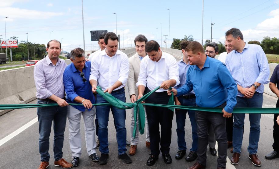 O governador Carlos Massa Ratinho Junior inaugurou nesta quinta-feira (10) o viaduto Nelson Buffara, na entrada de Paranaguá, onde a BR-277 se divide entre as avenidas Ayrton Senna e Bento Rocha. A obra é fundamental para melhorar o trânsito pesado da região e agilizar a movimentação de cargas em direção ao Porto de Paranaguá.