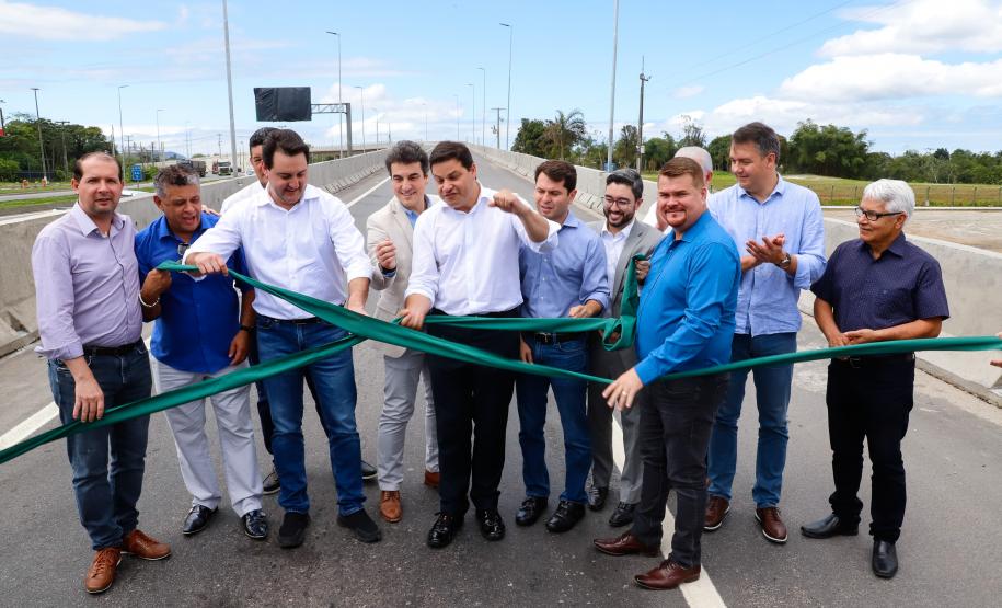 O governador Carlos Massa Ratinho Junior inaugurou nesta quinta-feira (10) o viaduto Nelson Buffara, na entrada de Paranaguá, onde a BR-277 se divide entre as avenidas Ayrton Senna e Bento Rocha. A obra é fundamental para melhorar o trânsito pesado da região e agilizar a movimentação de cargas em direção ao Porto de Paranaguá.