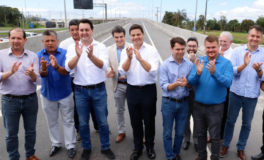 O governador Carlos Massa Ratinho Junior inaugurou nesta quinta-feira (10) o viaduto Nelson Buffara, na entrada de Paranaguá, onde a BR-277 se divide entre as avenidas Ayrton Senna e Bento Rocha. A obra é fundamental para melhorar o trânsito pesado da região e agilizar a movimentação de cargas em direção ao Porto de Paranaguá.