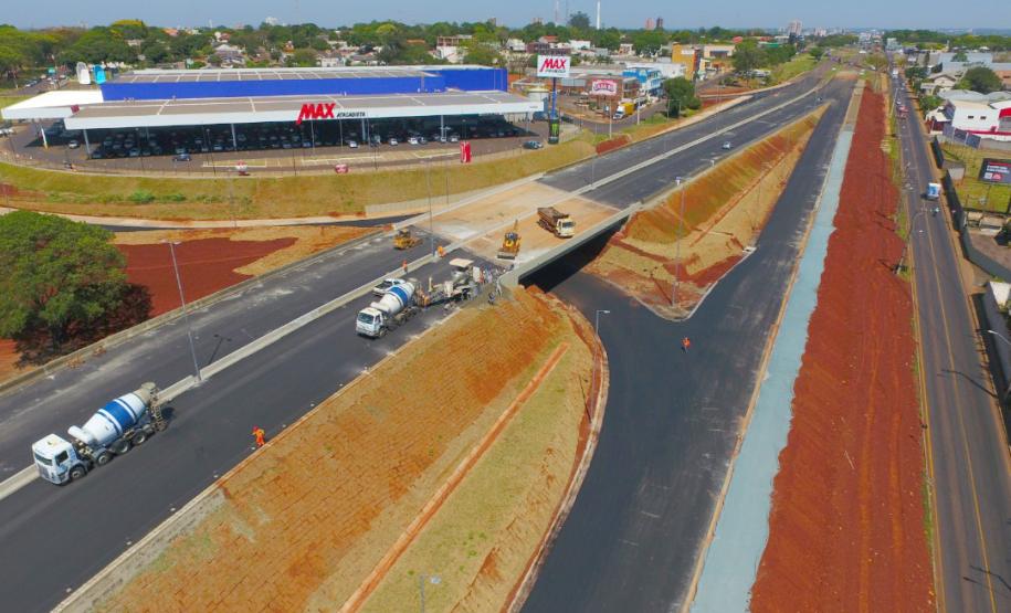 As obras de adequação do cruzamento entre a BR-277 e a Avenida Costa e Silva, em Foz do Iguaçu, que incluem a construção de um novo viaduto, estão quase concluídas. Prevista para ser finalizada em abril de 2020, a obra deve ser entregue nas próximas semanas.Foto: Divulgação/SEIL