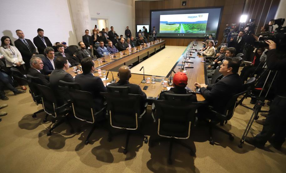 O governador Carlos Massa Ratinho Junior e o secretário de Infraestrutura e Logística, Sandro Alex, divulgaram nesta segunda-feira (21), quais as obras aprovadas pelo Governo do Estado para serem realizadas com os recursos do acordo de leniência firmado entre a concessionária Rodonorte e o Ministério Público Federal (MPF)