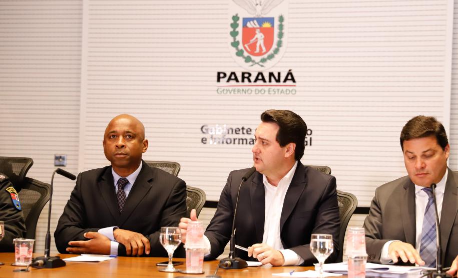 O governador Carlos Massa Ratinho Junior anunciou nesta segunda-feira (21) as 12 obras que serão executadas com R$ 365 milhões liberados pelo acordo de leniência firmado pela Concessionária CCR-Rodonorte e o Ministério Público Federal (MPF). São oito interseções de nível (viadutos, trincheiras e passagens) e cerca de 30 quilômetros de duplicações nas rodovias sob responsabilidade da empresa.