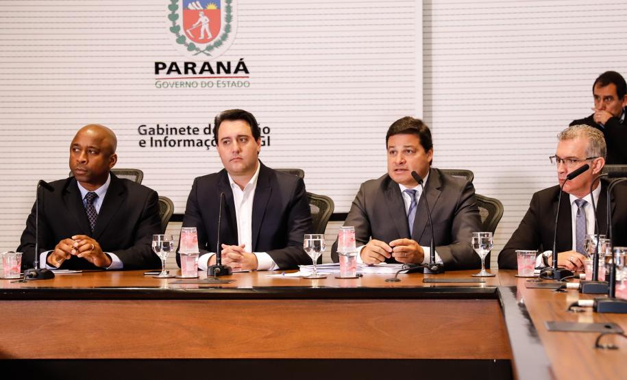 O governador Carlos Massa Ratinho Junior anunciou nesta segunda-feira (21) as 12 obras que serão executadas com R$ 365 milhões liberados pelo acordo de leniência firmado pela Concessionária CCR-Rodonorte e o Ministério Público Federal (MPF). São oito interseções de nível (viadutos, trincheiras e passagens) e cerca de 30 quilômetros de duplicações nas rodovias sob responsabilidade da empresa.