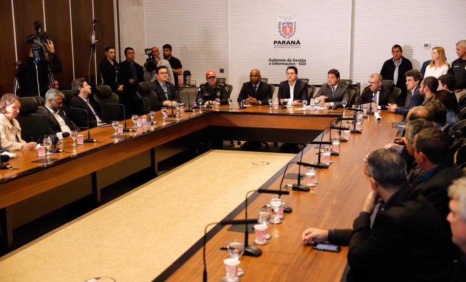 O governador Carlos Massa Ratinho Junior anunciou nesta segunda-feira (21) as 12 obras que serão executadas com R$ 365 milhões liberados pelo acordo de leniência firmado pela Concessionária CCR-Rodonorte e o Ministério Público Federal (MPF). São oito interseções de nível (viadutos, trincheiras e passagens) e cerca de 30 quilômetros de duplicações nas rodovias sob responsabilidade da empresa.