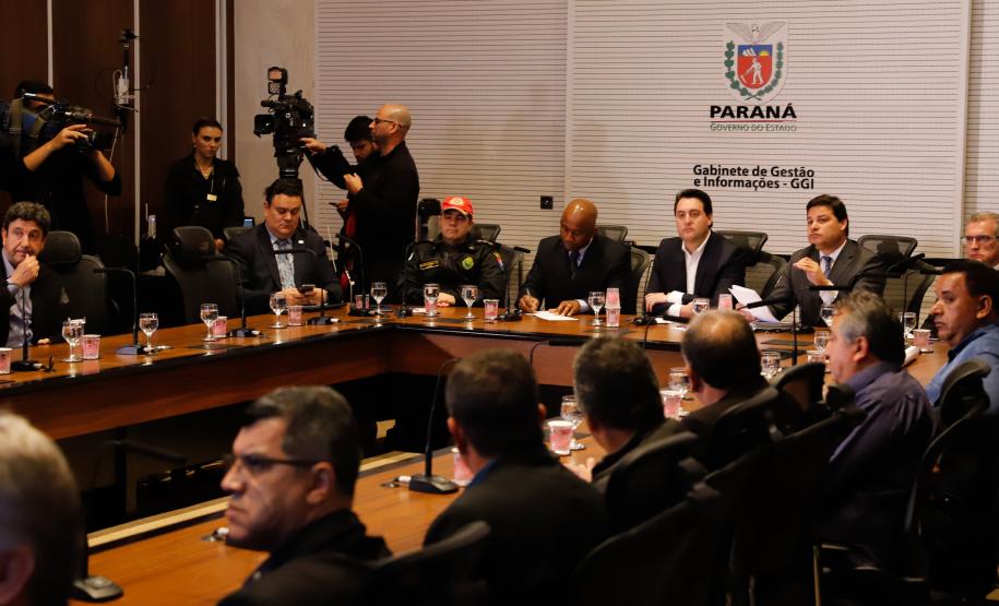 O governador Carlos Massa Ratinho Junior anunciou nesta segunda-feira (21) as 12 obras que serão executadas com R$ 365 milhões liberados pelo acordo de leniência firmado pela Concessionária CCR-Rodonorte e o Ministério Público Federal (MPF). São oito interseções de nível (viadutos, trincheiras e passagens) e cerca de 30 quilômetros de duplicações nas rodovias sob responsabilidade da empresa.