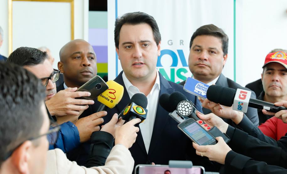 O governador Carlos Massa Ratinho Junior anunciou nesta segunda-feira (21) as 12 obras que serão executadas com R$ 365 milhões liberados pelo acordo de leniência firmado pela Concessionária CCR-Rodonorte e o Ministério Público Federal (MPF). São oito interseções de nível (viadutos, trincheiras e passagens) e cerca de 30 quilômetros de duplicações nas rodovias sob responsabilidade da empresa.