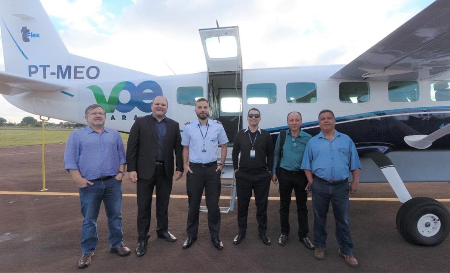 Dois potentes jatos de água batizaram simbolicamente as primeiras aeronaves que partiram com voos de Curitiba para o Interior do Estado inaugurando oficialmente, nesta terça-feira (22), o programa Voe Paraná. O voo 5545 partiu às 12h15 com destino à Guaíra, na região Oeste. O 5555 foi para União da Vitória, no extremo sul do Paraná. Antes disso, uma aeronave saiu de Campo Mourão, no Centro-Oeste, rumo à capital.Foto: Prefeitura de Campo Mourão