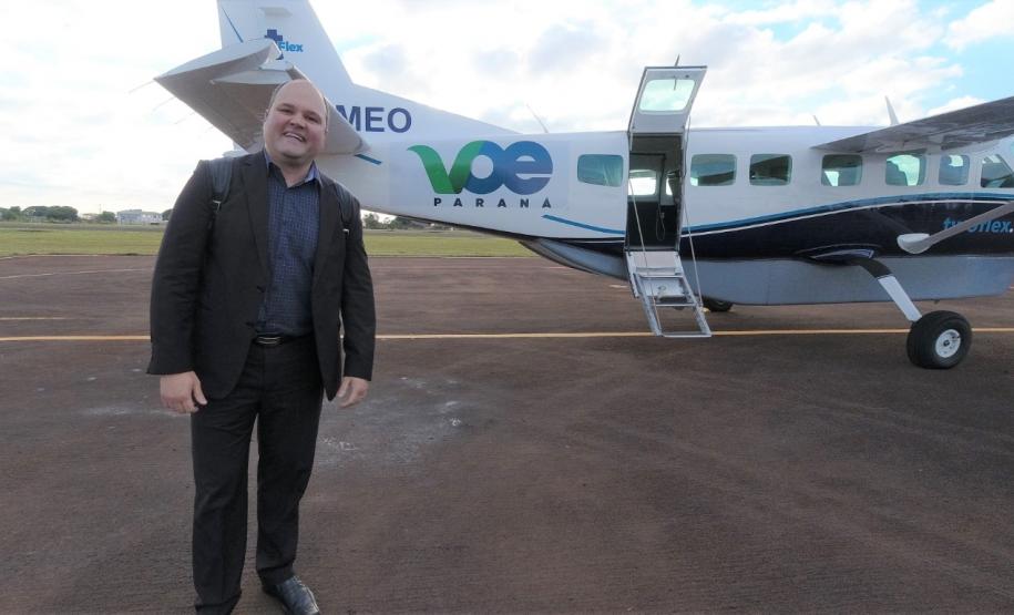 Dois potentes jatos de água batizaram simbolicamente as primeiras aeronaves que partiram com voos de Curitiba para o Interior do Estado inaugurando oficialmente, nesta terça-feira (22), o programa Voe Paraná. O voo 5545 partiu às 12h15 com destino à Guaíra, na região Oeste. O 5555 foi para União da Vitória, no extremo sul do Paraná. Antes disso, uma aeronave saiu de Campo Mourão, no Centro-Oeste, rumo à capital.Foto: Prefeitura de Campo Mourão