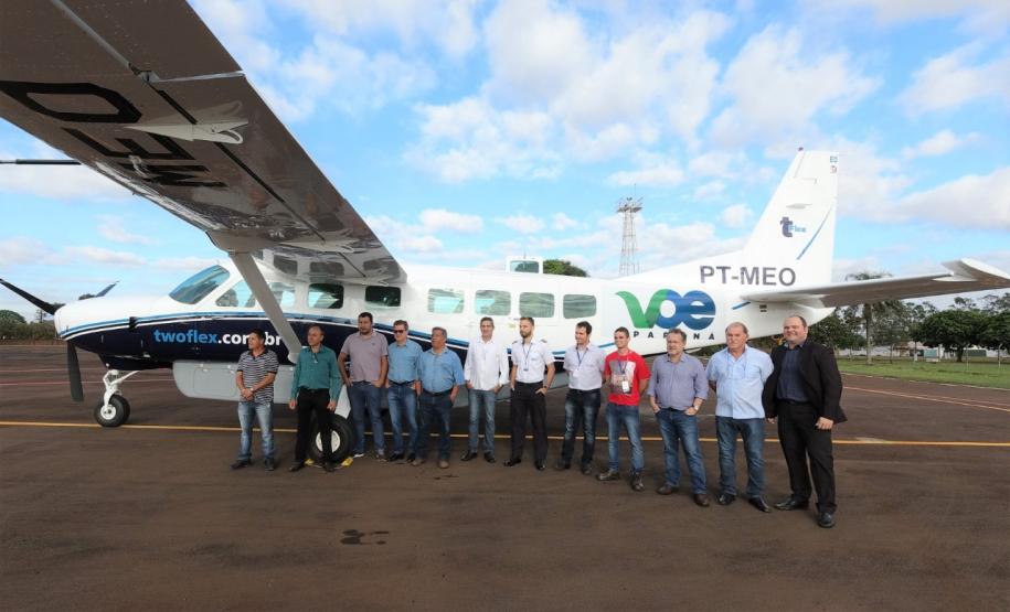 Dois potentes jatos de água batizaram simbolicamente as primeiras aeronaves que partiram com voos de Curitiba para o Interior do Estado inaugurando oficialmente, nesta terça-feira (22), o programa Voe Paraná. O voo 5545 partiu às 12h15 com destino à Guaíra, na região Oeste. O 5555 foi para União da Vitória, no extremo sul do Paraná. Antes disso, uma aeronave saiu de Campo Mourão, no Centro-Oeste, rumo à capitalFoto: Prefeitura de Campo Mourão
