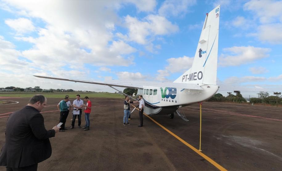 Dois potentes jatos de água batizaram simbolicamente as primeiras aeronaves que partiram com voos de Curitiba para o Interior do Estado inaugurando oficialmente, nesta terça-feira (22), o programa Voe Paraná. O voo 5545 partiu às 12h15 com destino à Guaíra, na região Oeste. O 5555 foi para União da Vitória, no extremo sul do Paraná. Antes disso, uma aeronave saiu de Campo Mourão, no Centro-Oeste, rumo à capital. Foto: Prefeitura de Campo Mourão