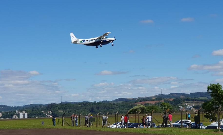 Dois potentes jatos de água batizaram simbolicamente as primeiras aeronaves que partiram com voos de Curitiba para o Interior do Estado inaugurando oficialmente, nesta terça-feira (22), o programa Voe Paraná. O voo 5545 partiu às 12h15 com destino à Guaíra, na região Oeste. O 5555 foi para União da Vitória, no extremo sul do Paraná. Antes disso, uma aeronave saiu de Campo Mourão, no Centro-Oeste, rumo à capital. Foto: Prefeitura de Francisco Beltrão