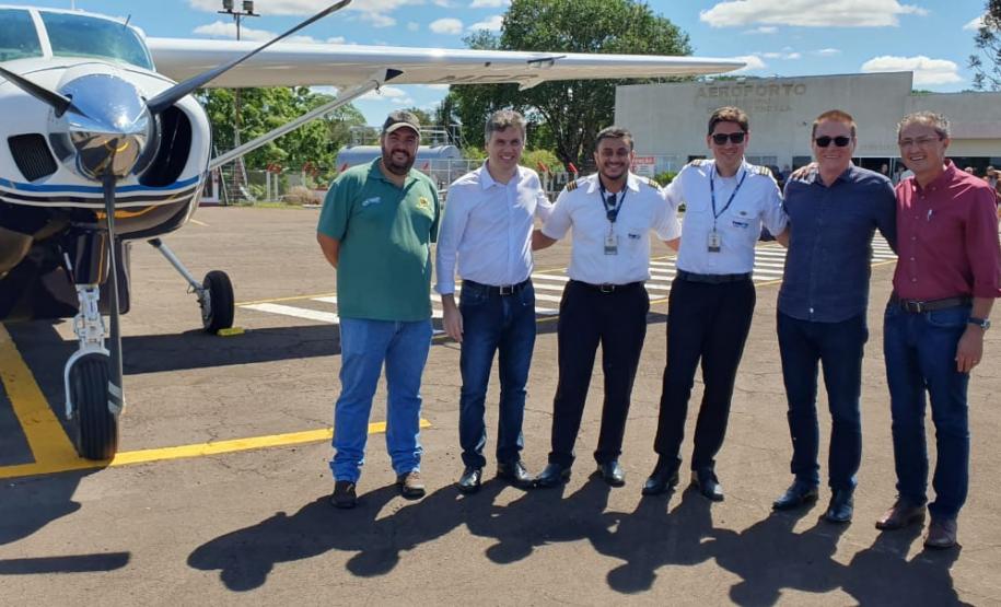 Dois potentes jatos de água batizaram simbolicamente as primeiras aeronaves que partiram com voos de Curitiba para o Interior do Estado inaugurando oficialmente, nesta terça-feira (22), o programa Voe Paraná. O voo 5545 partiu às 12h15 com destino à Guaíra, na região Oeste. O 5555 foi para União da Vitória, no extremo sul do Paraná. Antes disso, uma aeronave saiu de Campo Mourão, no Centro-Oeste, rumo à capital. Foto: Prefeitura de Francisco Beltrão