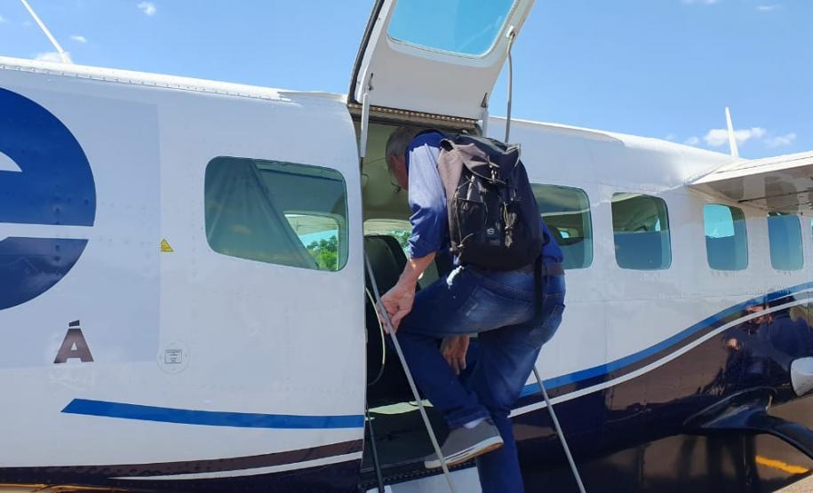 Dois potentes jatos de água batizaram simbolicamente as primeiras aeronaves que partiram com voos de Curitiba para o Interior do Estado inaugurando oficialmente, nesta terça-feira (22), o programa Voe Paraná. O voo 5545 partiu às 12h15 com destino à Guaíra, na região Oeste. O 5555 foi para União da Vitória, no extremo sul do Paraná. Antes disso, uma aeronave saiu de Campo Mourão, no Centro-Oeste, rumo à capital. Foto: Prefeitura de Francisco Beltrão