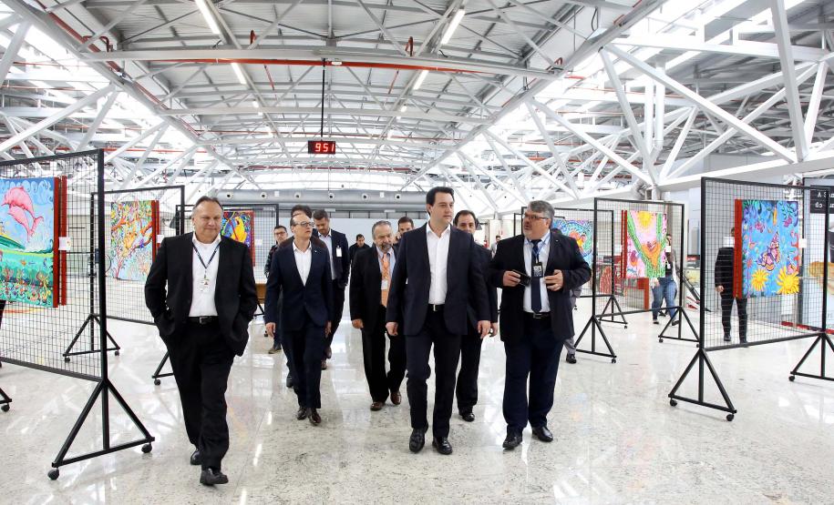 Dois potentes jatos de água batizaram simbolicamente as primeiras aeronaves que partiram com voos de Curitiba para o Interior do Estado inaugurando oficialmente, nesta terça-feira (22), o programa Voe Paraná. O governador Carlos Massa Ratinho Junior acompanhou a estreia no Aeroporto Afonso Pena, em São José dos Pinhais, recepcionando os primeiros passageiros com destino ao Interior do Estado.