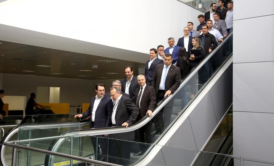 Dois potentes jatos de água batizaram simbolicamente as primeiras aeronaves que partiram com voos de Curitiba para o Interior do Estado inaugurando oficialmente, nesta terça-feira (22), o programa Voe Paraná. O governador Carlos Massa Ratinho Junior acompanhou a estreia no Aeroporto Afonso Pena, em São José dos Pinhais, recepcionando os primeiros passageiros com destino ao Interior do Estado.