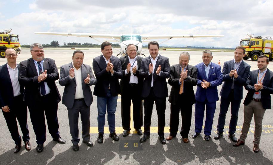 Dois potentes jatos de água batizaram simbolicamente as primeiras aeronaves que partiram com voos de Curitiba para o Interior do Estado inaugurando oficialmente, nesta terça-feira (22), o programa Voe Paraná. O governador Carlos Massa Ratinho Junior acompanhou a estreia no Aeroporto Afonso Pena, em São José dos Pinhais, recepcionando os primeiros passageiros com destino ao Interior do Estado.