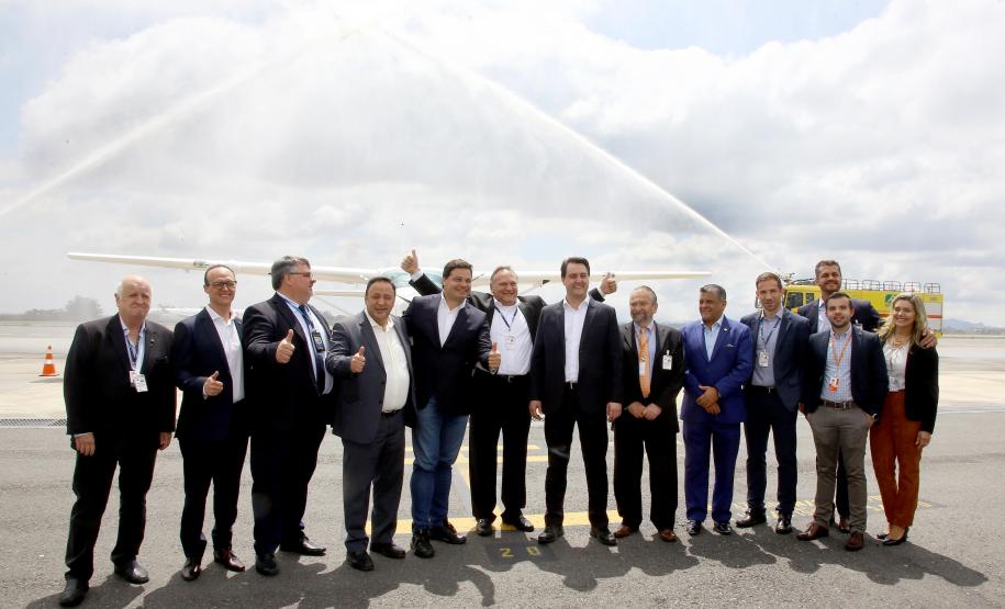 Dois potentes jatos de água batizaram simbolicamente as primeiras aeronaves que partiram com voos de Curitiba para o Interior do Estado inaugurando oficialmente, nesta terça-feira (22), o programa Voe Paraná. O governador Carlos Massa Ratinho Junior acompanhou a estreia no Aeroporto Afonso Pena, em São José dos Pinhais, recepcionando os primeiros passageiros com destino ao Interior do Estado.