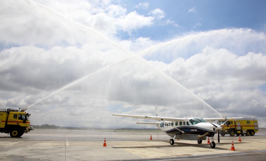 Dois potentes jatos de água batizaram simbolicamente as primeiras aeronaves que partiram com voos de Curitiba para o Interior do Estado inaugurando oficialmente, nesta terça-feira (22), o programa Voe Paraná. O governador Carlos Massa Ratinho Junior acompanhou a estreia no Aeroporto Afonso Pena, em São José dos Pinhais, recepcionando os primeiros passageiros com destino ao Interior do Estado.