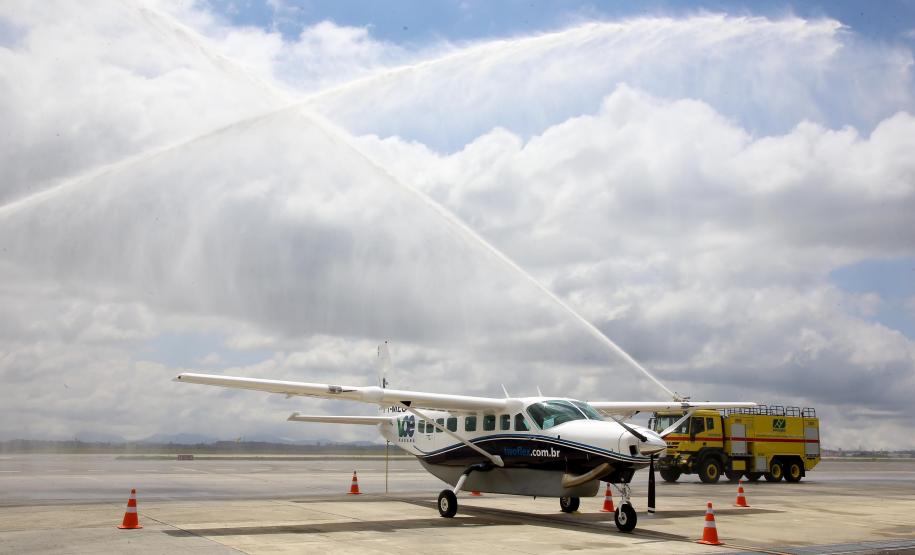 Dois potentes jatos de água batizaram simbolicamente as primeiras aeronaves que partiram com voos de Curitiba para o Interior do Estado inaugurando oficialmente, nesta terça-feira (22), o programa Voe Paraná. O governador Carlos Massa Ratinho Junior acompanhou a estreia no Aeroporto Afonso Pena, em São José dos Pinhais, recepcionando os primeiros passageiros com destino ao Interior do Estado.